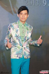 组图：周杰伦带病宣传巡演 花西服帅气抢镜