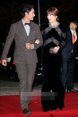 组图：大钟电影节红毯 申贤俊金正恩着装庄重