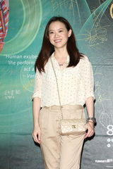 组图：陶晶莹一家三口看戏 曾宝仪天心无男伴