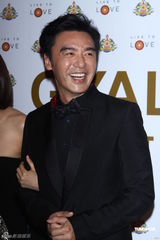 组图：关之琳性感不减爆乳秀美 捐百万助钟镇涛慈善