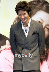 幻灯：李娜英等出席新片制作发布会 场面温馨