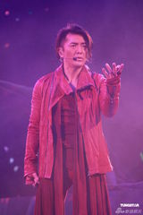 组图：郑伊健开唱秀肌肉与女模热舞 蒙嘉慧现身支持