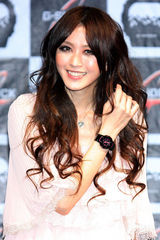 幻灯：美女冯媛甄为名表代言 直言酷爱户外运动