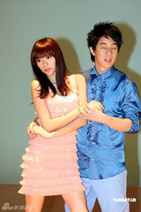 幻灯图：房祖名为新歌拍摄MV 搞怪耍酷大跳踢踏舞