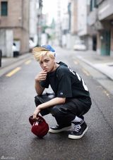 高清组图：EXO推后续曲《Growl》曝街拍写真