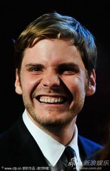 组图：非竞赛片《伊娃》首映 女演员与导演共舞