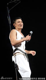 组图：刘德华演唱会卖萌卖力 露腹肌与女伴缠绵