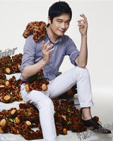 组图：罗嘉良最新杂志写真显童趣