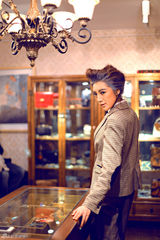 组图：吴鑫桐反串男装写真展现帅气