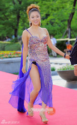 组图：富川电影节红毯 女星肩带滑落走光露乳