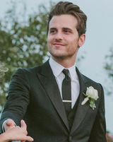 组图：著名摇滚乐队莱昂国王25岁贝斯手迎娶女模