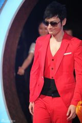 幻灯图：黄晓明大影节获最受欢迎奖 红到底三度登台