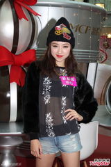 组图：颜卓灵带男友人回家聚会 不排斥同居试婚