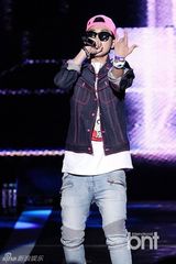 组图：朴宰范等参加HIPHOP音乐节引爆火热现场