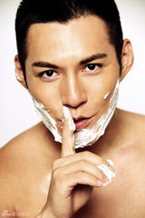 组图：严宽俏皮帅气代言 大片湿身诱惑