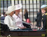组图：女王携皇室亮相阅兵 凯特王妃大肚优雅