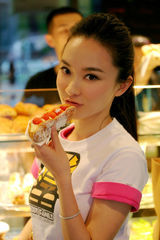 幻灯图：霍思燕世博园内遭老外示爱 品尝法国馆甜点