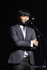 组图：2AM郑振云个唱赵权与李昶旻出席助威