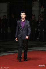 组图：周慧敏白纱裙飘逸现身 小腹扁平力证未怀孕