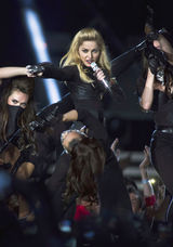 组图：麦当娜瑞典开唱 与舞伴床战拔枪引尖叫