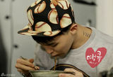 组图：BigBang成员G-DRAGON《谢谢》中展厨艺