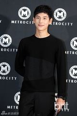 组图：任时完李准出席品牌展示会黑白装拼帅