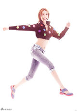 组图：张俪夏季清凉写真 露腰秀迷人曲线