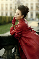 高清图：王丽坤异国拍写真 冷艳女郎绽放布拉格