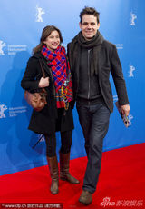 组图：里维斯亮相《肩并肩》发布会 电影节主席助阵