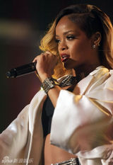 组图：蕾哈娜摩洛哥开唱 包豹纹头巾真空激凸