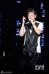 组图：朴宰范等参加HIPHOP音乐节引爆火热现场