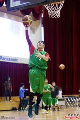 组图：萧敬腾一扫泼粪阴霾 展笑颜和学生打球