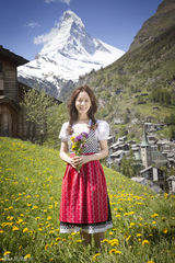 高清图：韩智敏瑞士冬夏之旅展甜美爽朗魅力