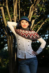 组图：韩丹彤初秋街拍曝光 毛衣披肩秀可爱