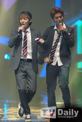 组图：EXO现身WAPOP演唱会 华丽舞技闪耀全场