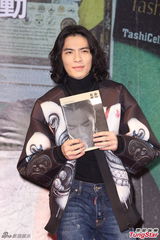 组图：萧敬腾亮相签书会长发飘飘 粉丝挤爆现场