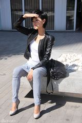 组图：万茜街拍LOOK 黑色夹克搭哈伦裤