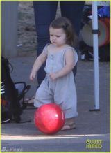 组图：贝嫂维多利亚携女观战儿子球赛