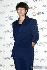 组图：朴寒星洪秀雅徐仁英等众星时尚亮相服装秀