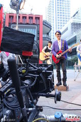 组图：陶喆蓝发义挺金曲奖 澄清炮轰评审口水战