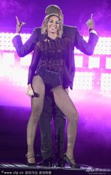 组图：碧昂斯献唱格莱美 与老公JayZ当台亲吻