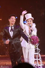 组图：杨千嬅巡回演唱会完结 压轴演出造型百变