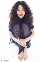 组图：杨童舒全新个性写真 尽显摩登俏皮魅力