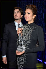 组图：妮娜伊恩收获荧幕情侣奖 重修旧好拥吻