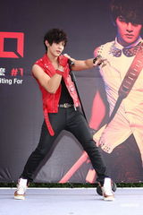 组图：汪东城单飞出专辑12年终圆梦