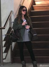 组图：梅根-福克斯挺大肚现身 爱子叼奶嘴萌呆