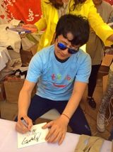 组图：李亚鹏丽江酒吧唱歌 抽烟心情放松