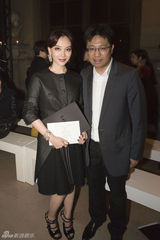 组图：陈数巴黎时装周看秀 纯色质感皮衣妩媚