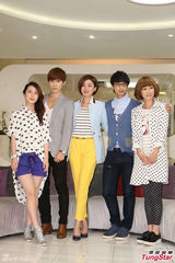 组图：唐禹哲Darren搞笑逗趣 新剧上演滚床秀