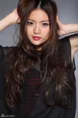 组图：叶熙祺玩摇滚风 烈焰红唇展狂野